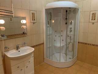 Гостевой дом Альфа Бетта Семейный номер "Розовый сад"-6