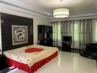 Гостевой дом Альфа Бетта Семейный номер "Розовый сад"-1