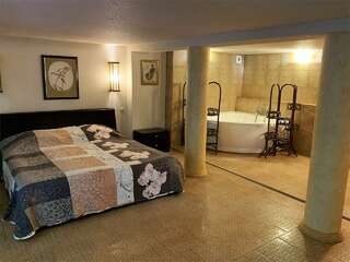 Гостевой дом Альфа Бетта Семейный номер "Сакура"-1