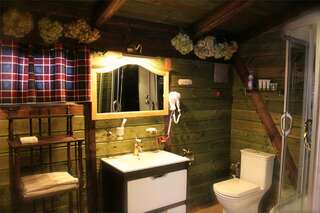 Гостевой дом Альфа Бетта Cемейный номер "Дом Енота"-7