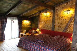 Гостевой дом Альфа Бетта Cемейный номер "Дом Енота"-1